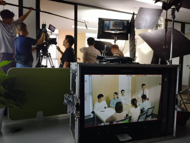 盈江县TVC拍摄公司：科技产品视觉化大师，诠释未来感与功能美学